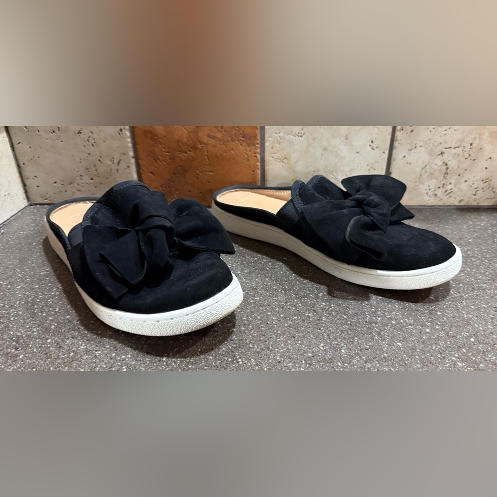 Ugg Black Slip-On Women's Shoes with Bow Detail size 9 - Picture 3 of 9